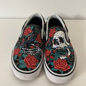 Woman’s Vans size 7. Skull and roses.